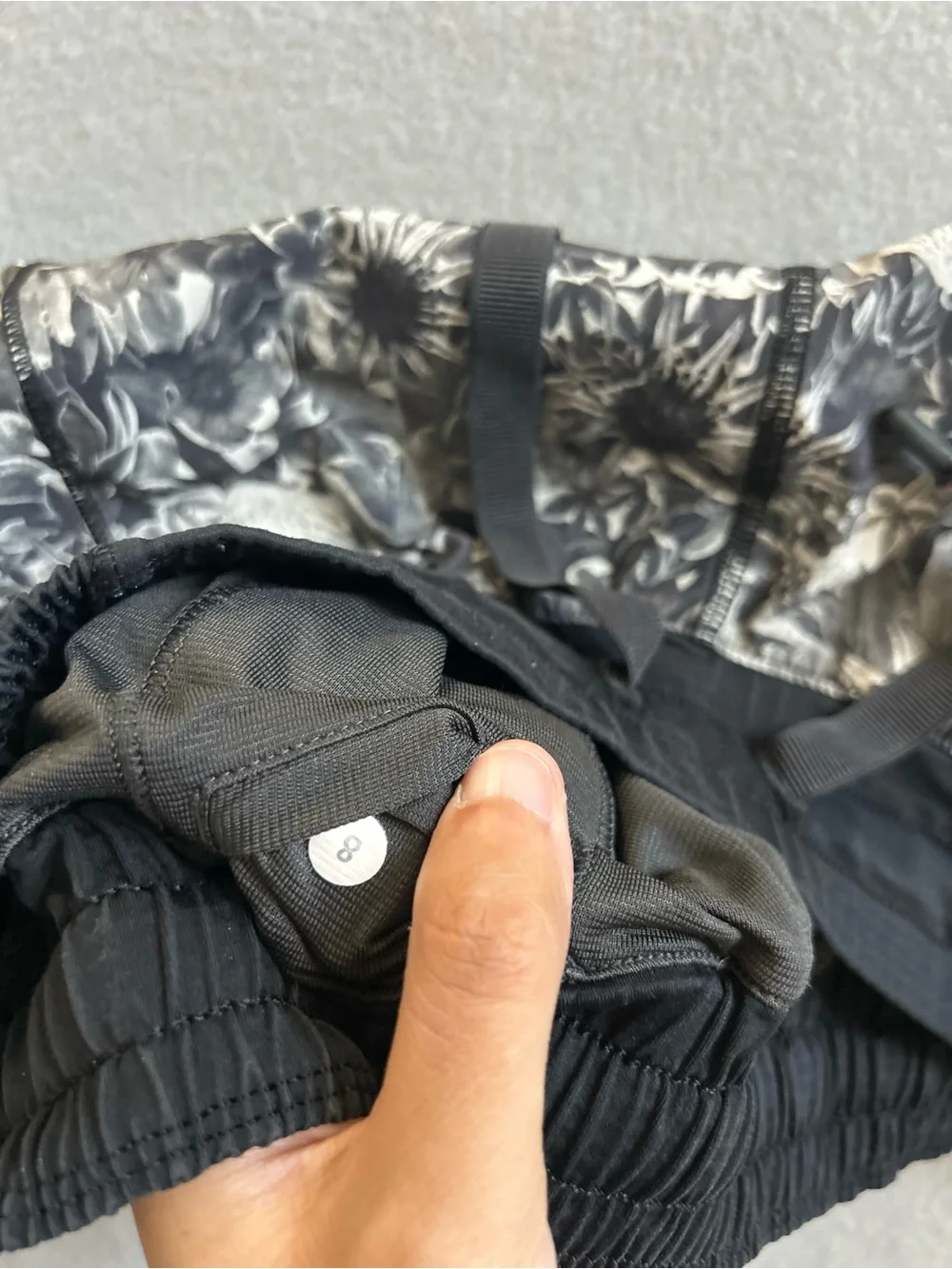 Lululemon Hotty Hot Short 2.5'' in Flowabunga Black Angel Wing Size 8